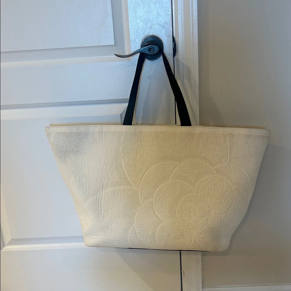 Chanel Elegant Cream Tote / beach Bag with tags! - Picture 3 of 16